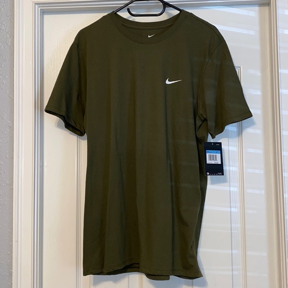 NWT Mens green Nike shirt size M - Picture 1 of 4